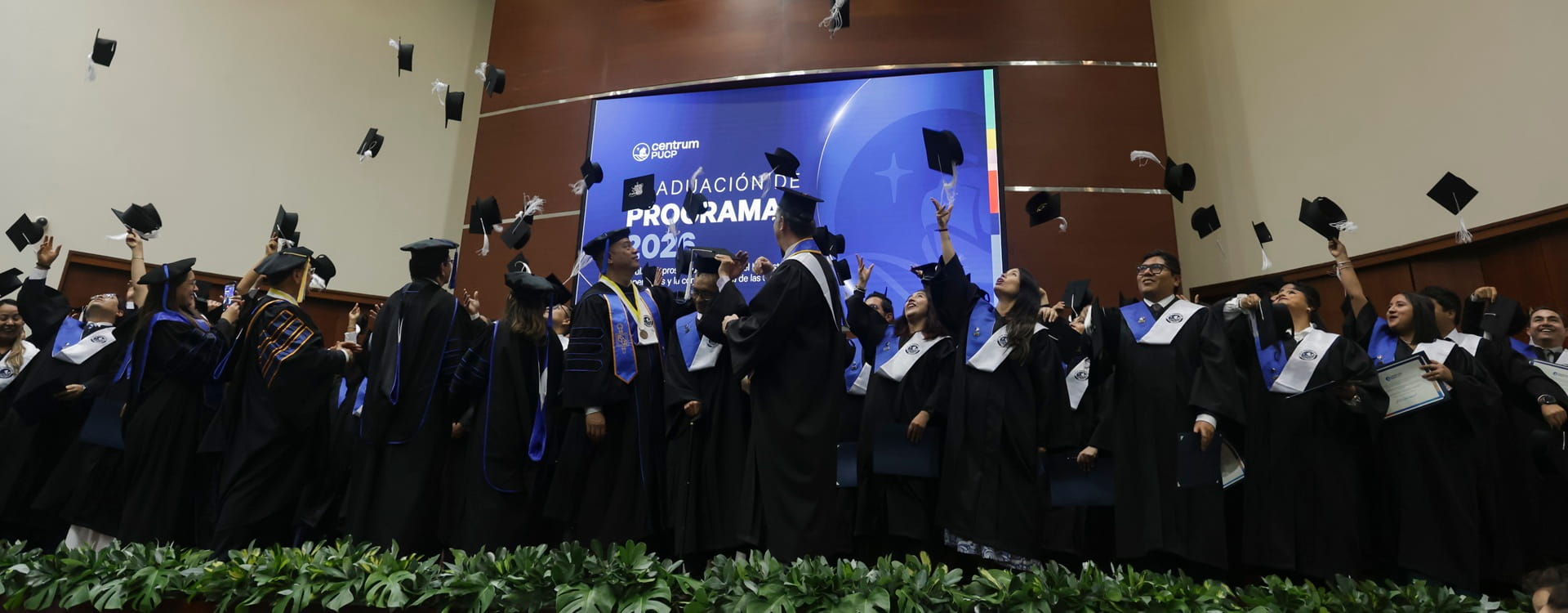 Portada de Noticia Cerca de 600 profesionales culminaron una nueva etapa académica en las cuatro ceremonias de graduación de Centrum PUCP