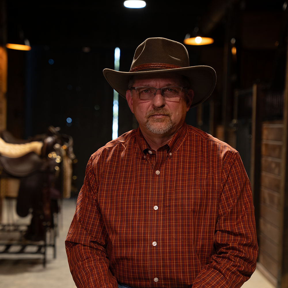 saddle fitter with saddle on horse