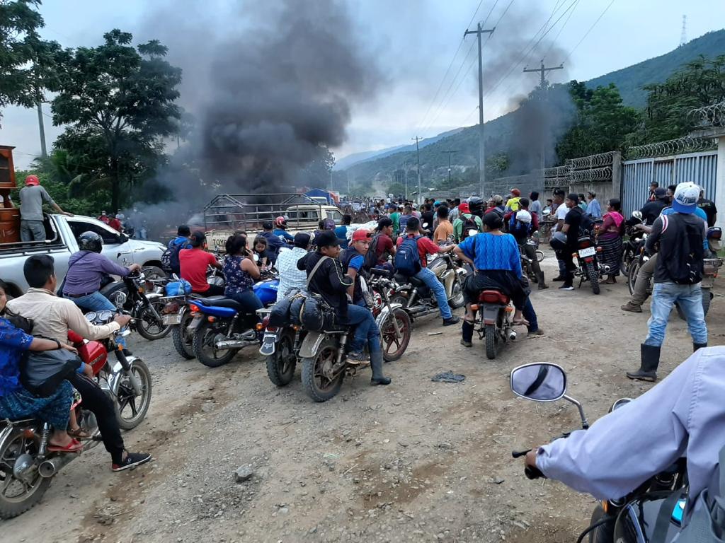Uno de los bloqueos en El Estor, Izabal. (Foto República: Cortesía).
