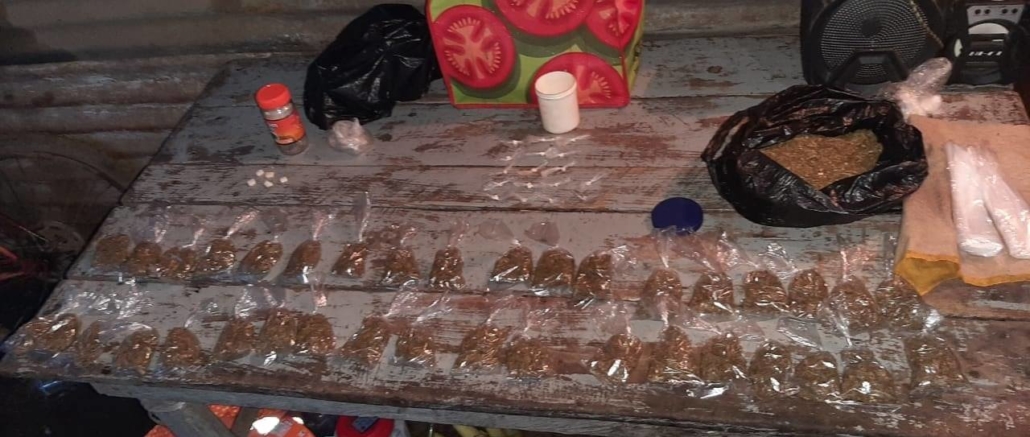 Policía Nacional Civil (PNC) decomisa droga durante allanamientos en Escuintla. (PNC).