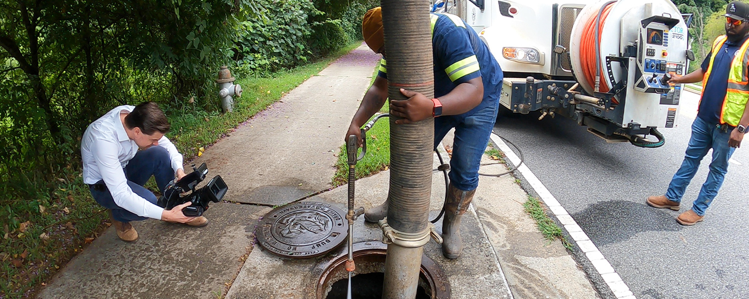 picture of Cobb DOT crew clearing drain