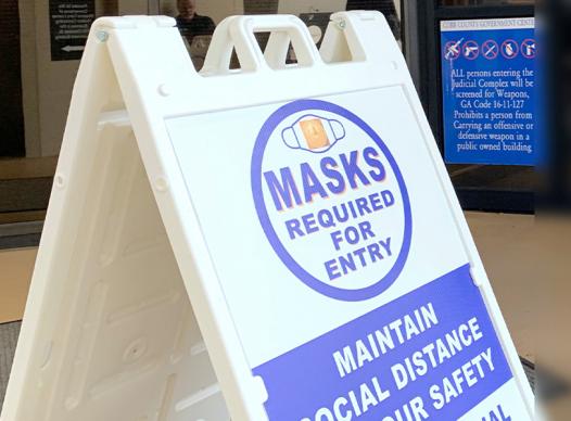 picture of sign advertising mask requirement