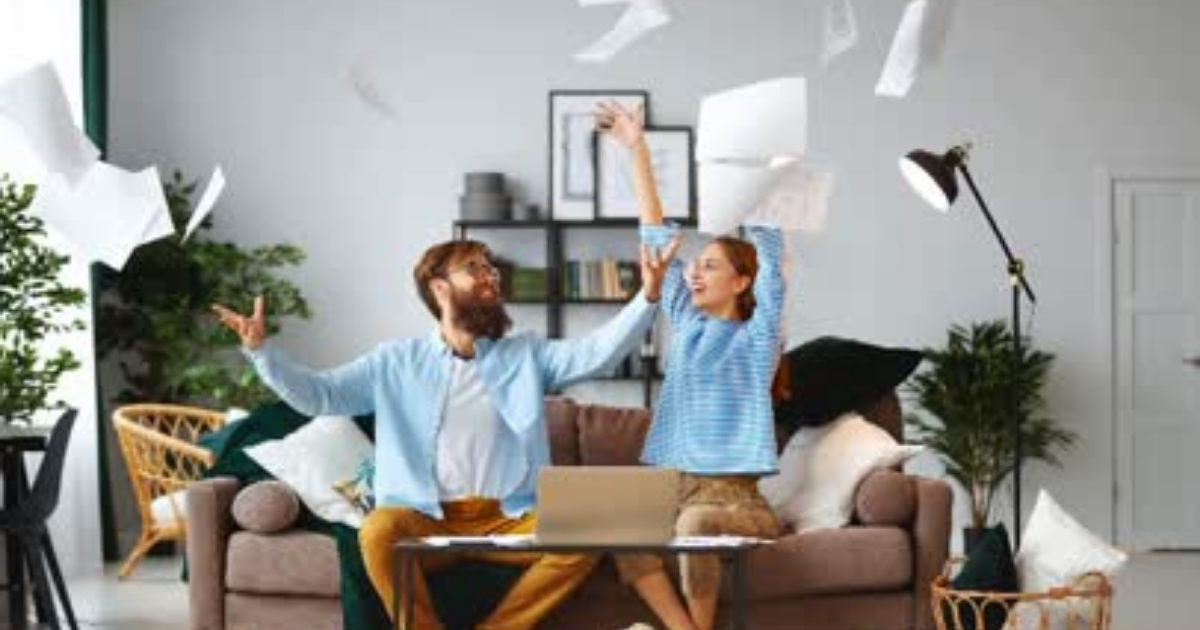 Couple qui jette ses papiers joyeusement