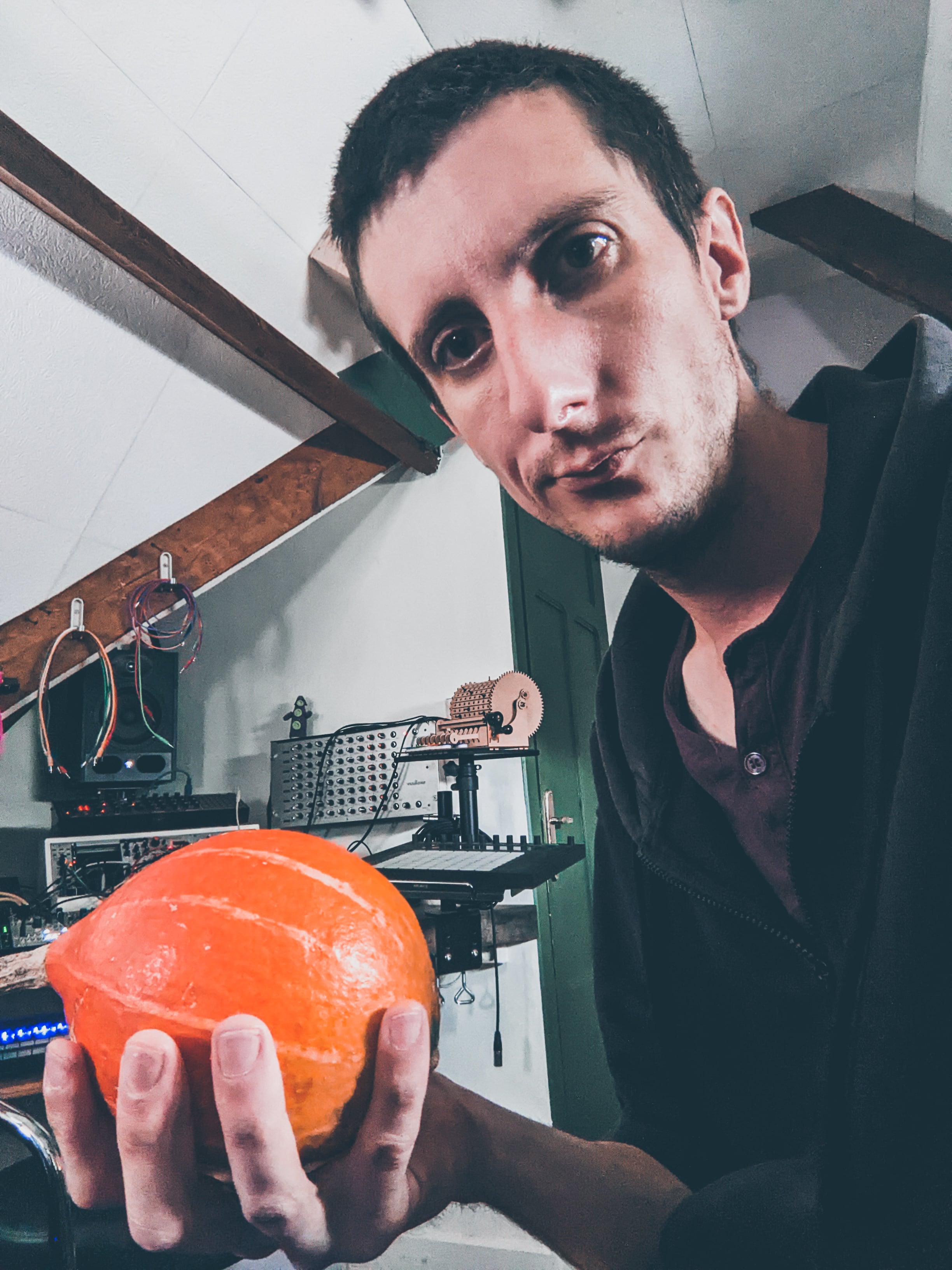 Arnaud Kervarec dans son studio avec un potimaron dans la main