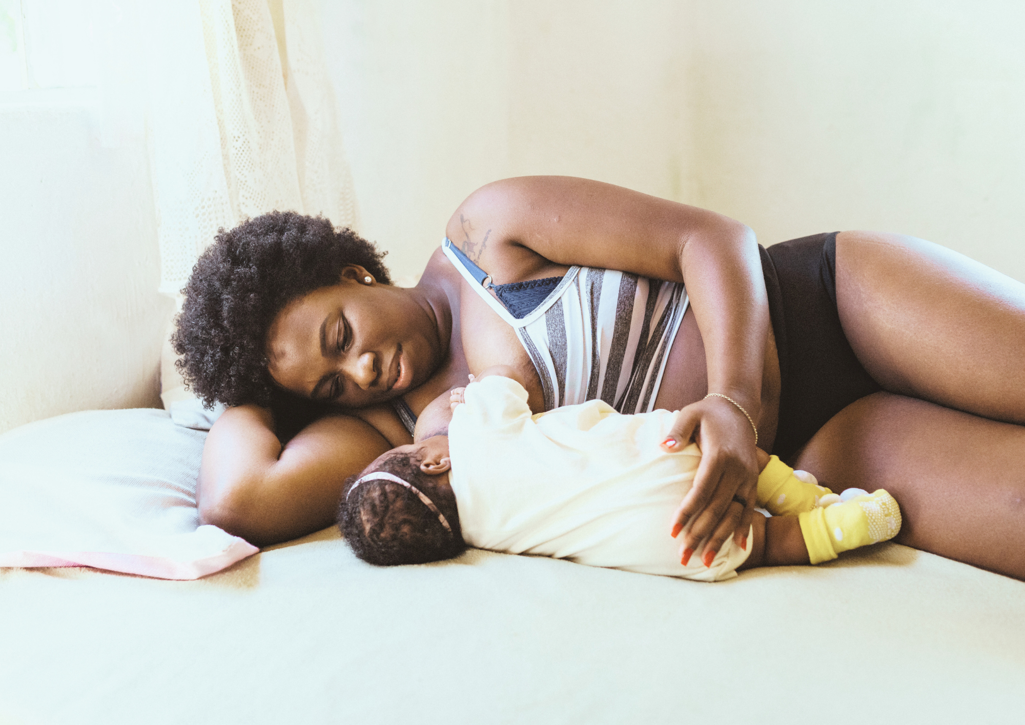 Femme qui allaite son bébé