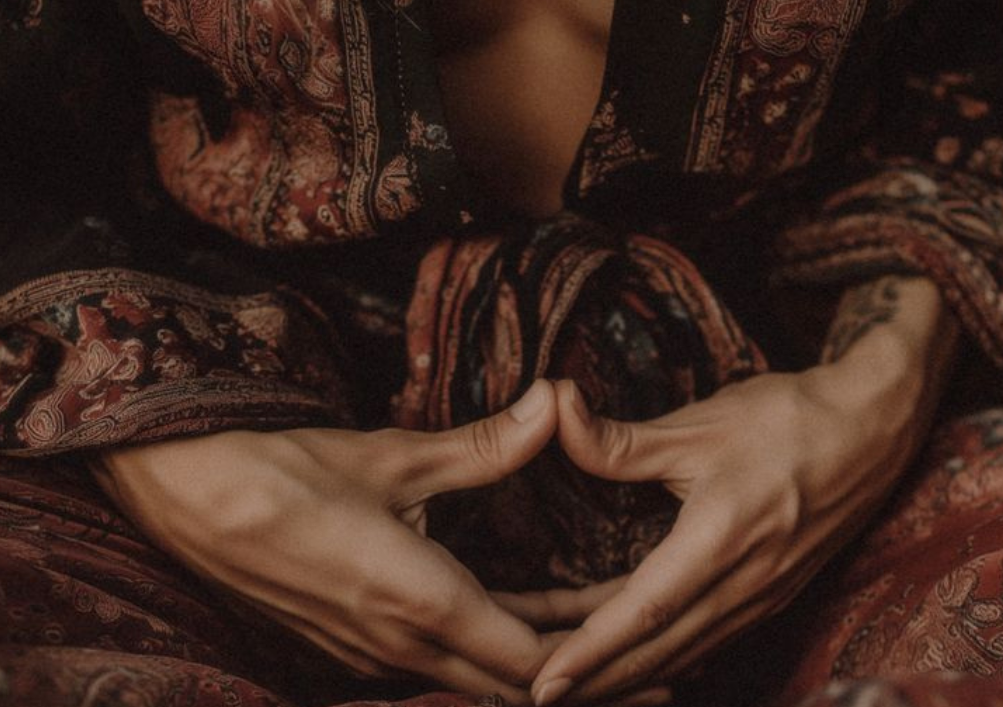 mudra d'ancrage symbole de l'utérus pour représenter la connection au corps et au cycle féminin