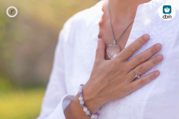 Shiatsu zelfmassage op borstbeen voor nervus vagus balans