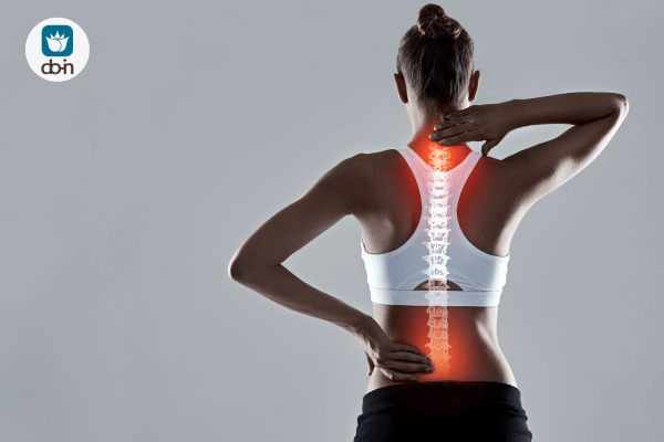 Vrouw activeert haar rug en wervelkolom tijdens oefening voor blaasmeridiaan en meer moed