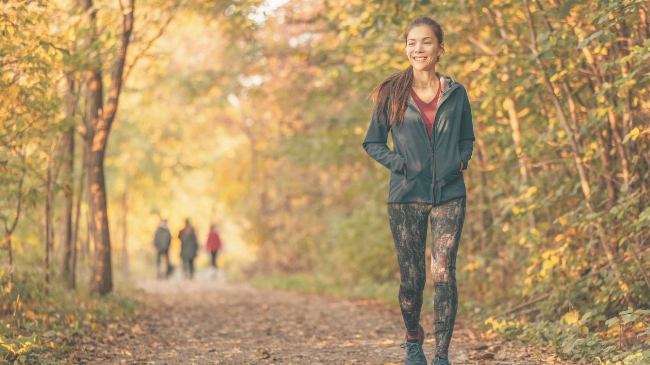 Personne marchant dans un parc, symbolisant un premier pas vers la réalisation des résolutions.