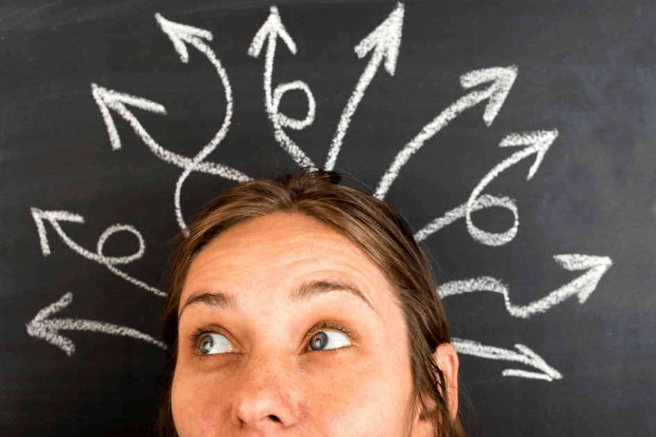 Femme submergée par une multitude de décisions