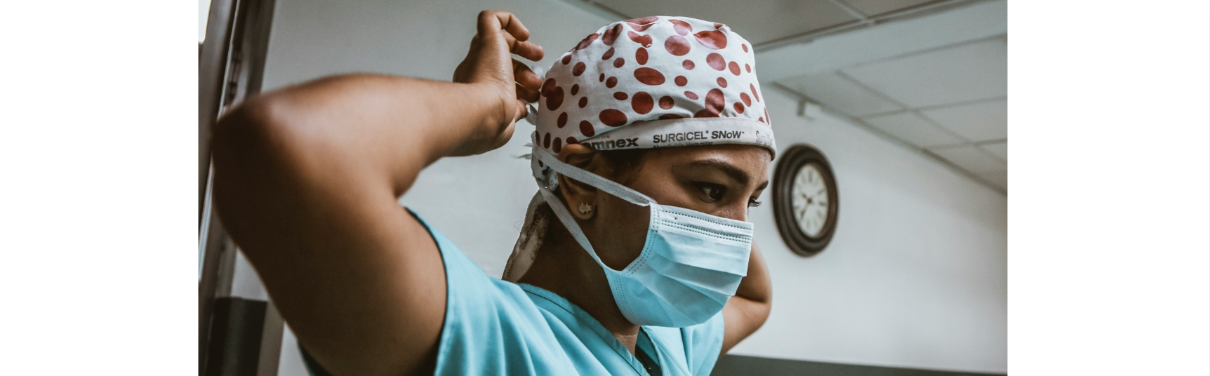 surgeon putting on surgical cap