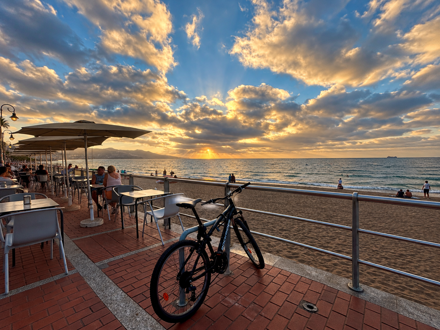 Promenade al tramonto con bicicletta