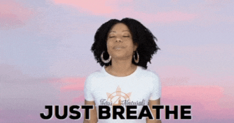 Femme qui se concentre sur sa respiration "just breathe"