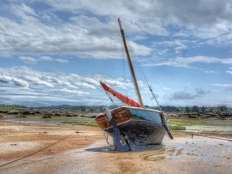 Sailboat beached at Ebb Tide