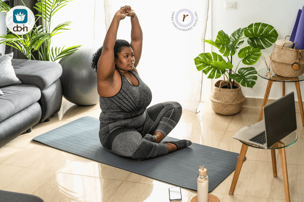 Vrouw doet Do-In Yoga online in eigen tempo