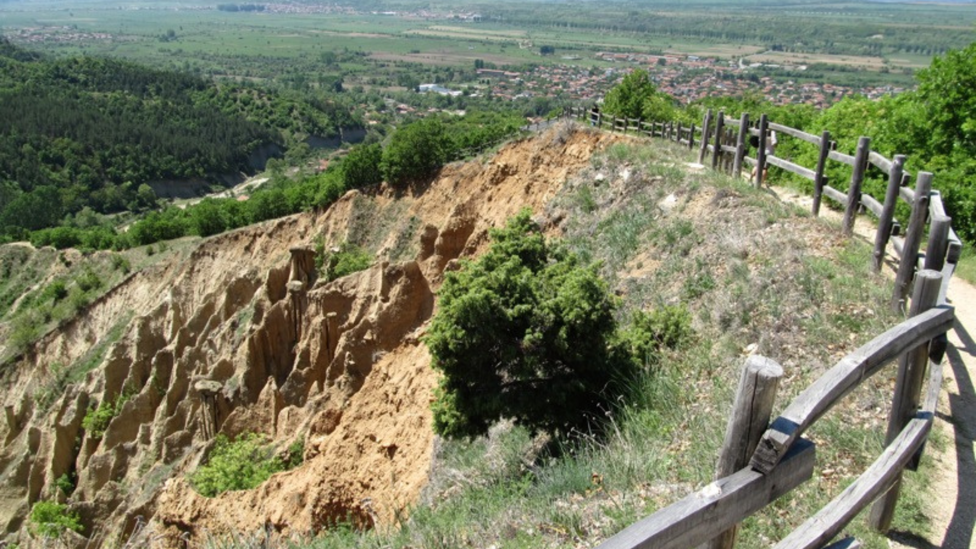Bulgaria | Scenery around Stob Pyramids
