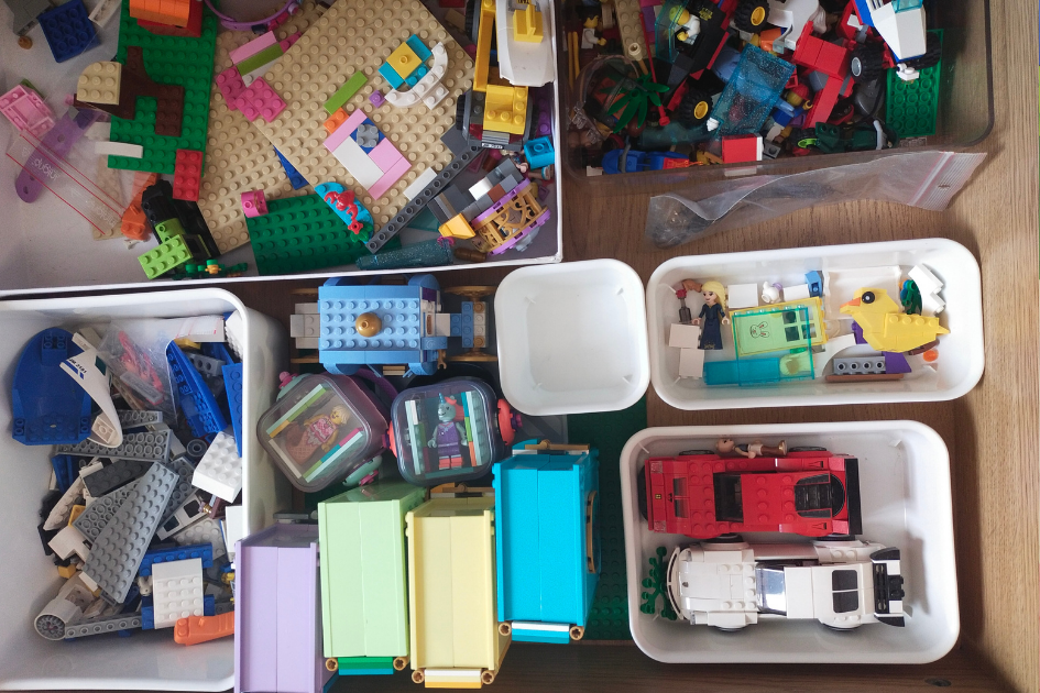 Tiroirs et bacs de rangement contenant des Lego et jouets d’enfant, organisés par catégories pour faciliter le jeu et le rangement.