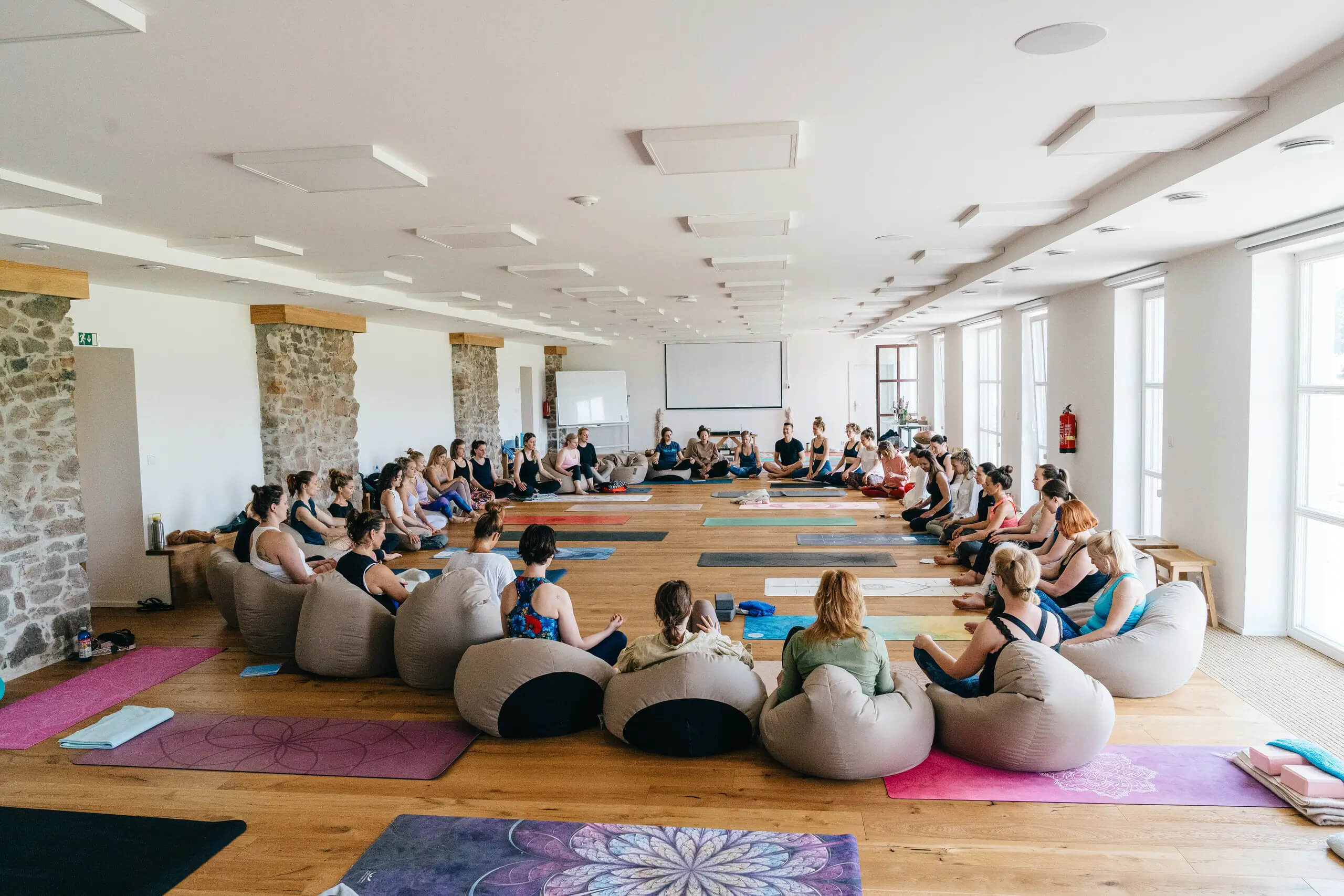 Skupina medituje, sebepoznání, osobní rozvoj, klid, meditace pro začátečníky.