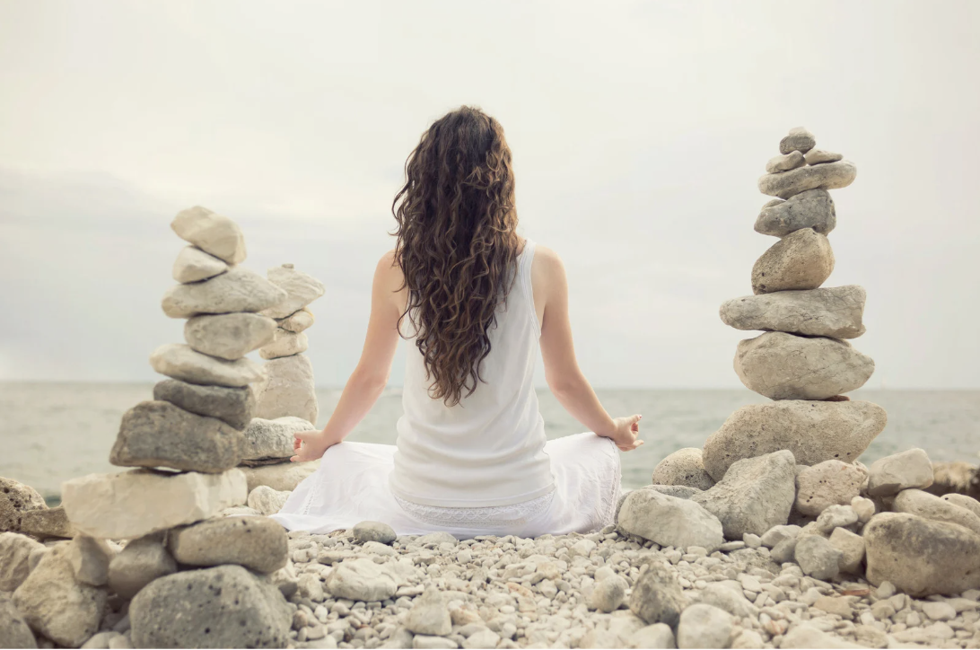 verborgen energieblokkades herkennen door in stilte te mediteren en je af te stemmen op de verbinding hemel en aarde