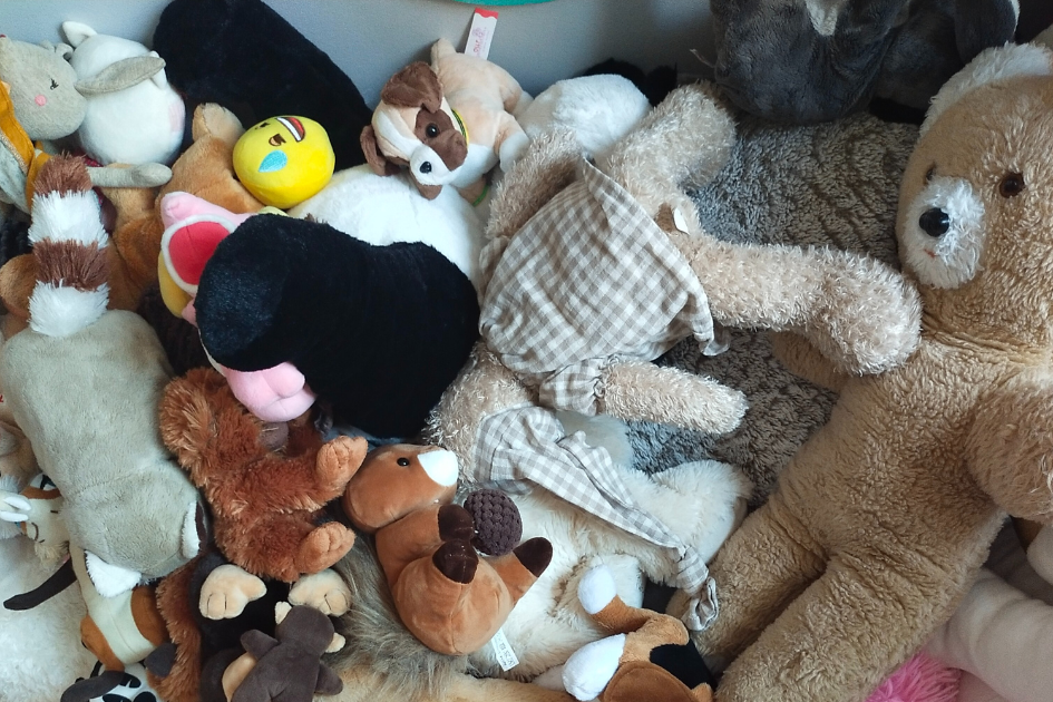 Peluches entassées sur le lit dans la chambre d'enfant