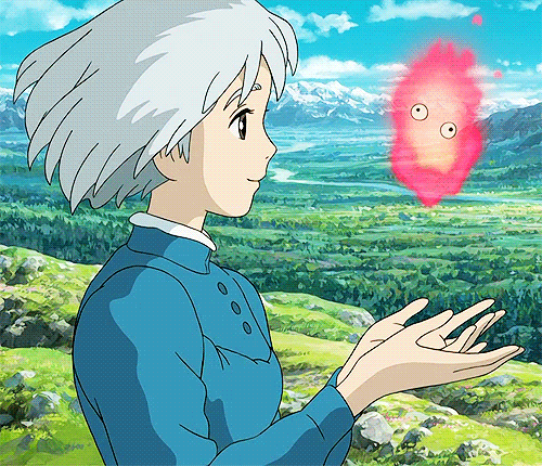 Gif animé de Sophie Hatter dans Le Château Ambulant de Miyazaki qui contemple la flamme Calcifer dans ses mains au sommet d'une montagne
