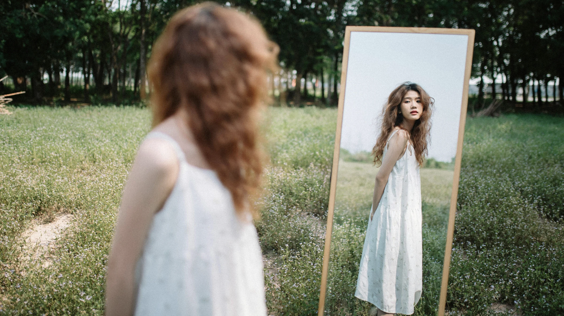 Symptomen van spiritueel ontwaken: persoon kijkt in spiegel tijdens existentiële transformatie – Do-In Yoga helpt bij herkenning en verwerking van ego-dood