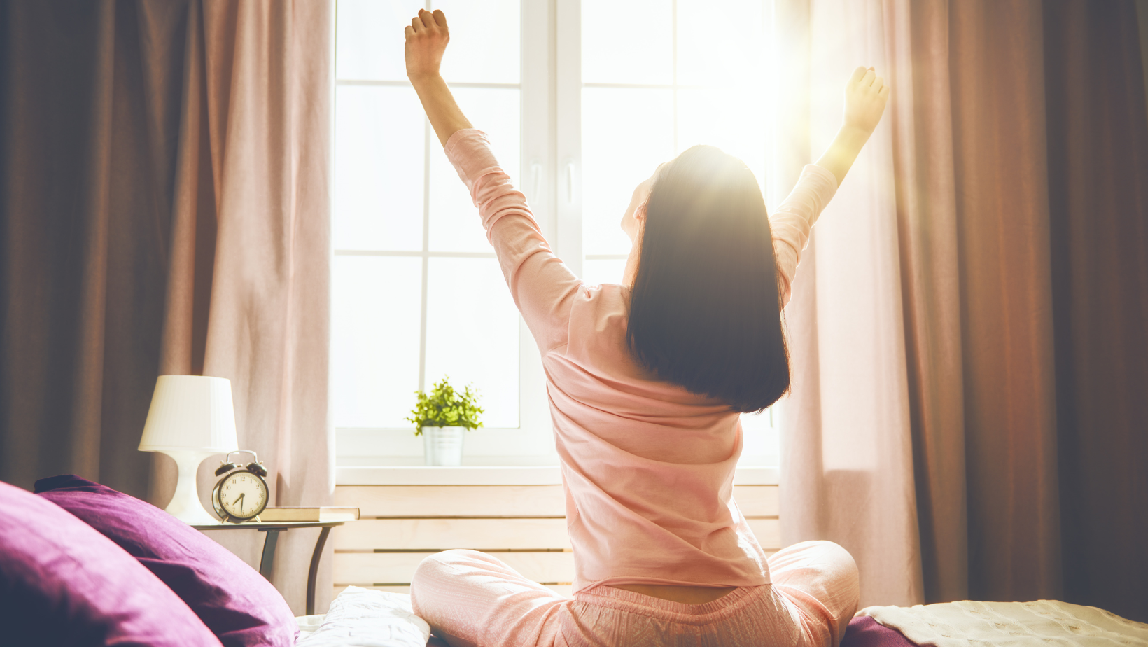 femme qui se lève le matin