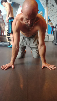 Position large, pour des figures de forces ou de souplesse