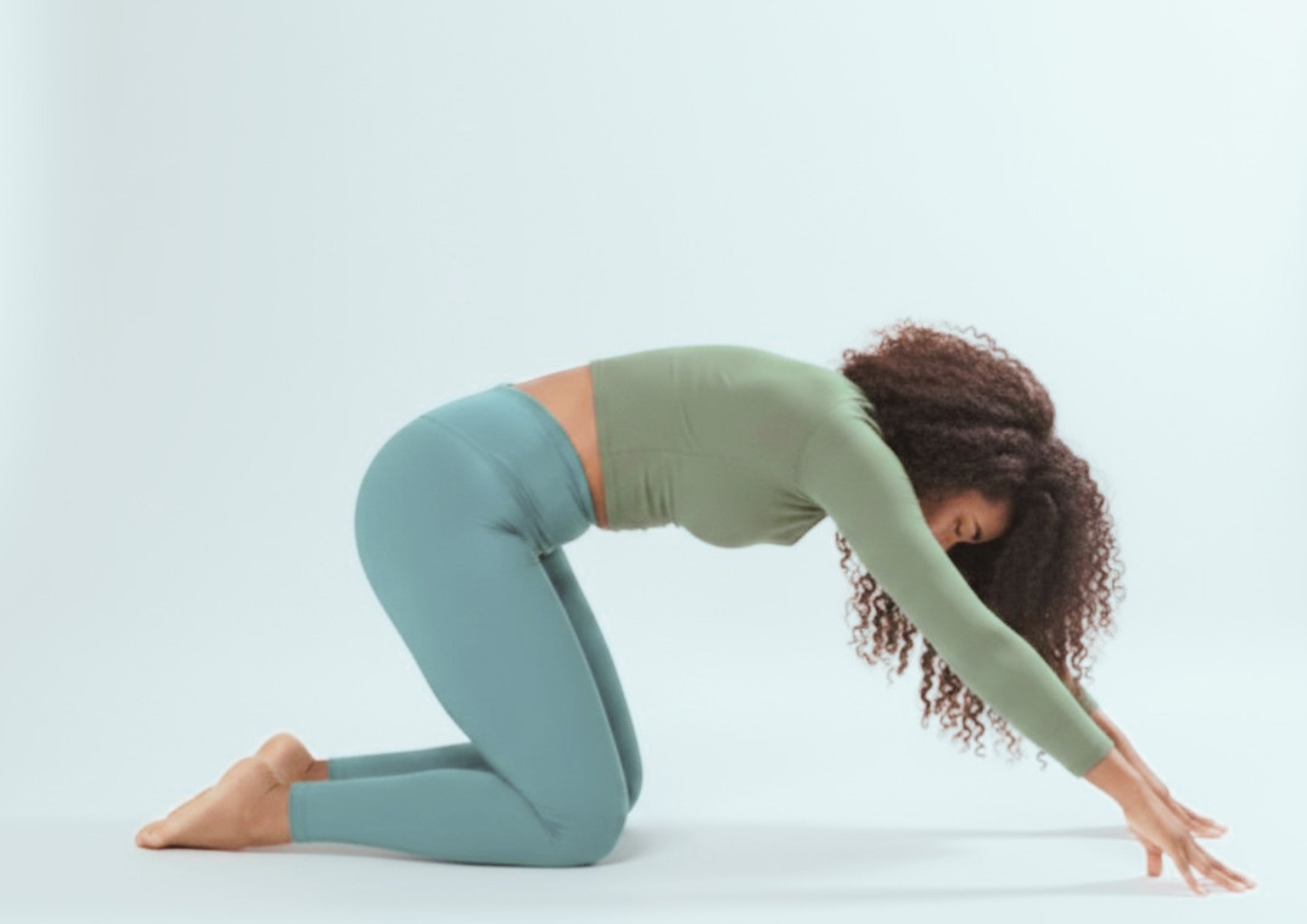 Posture du dos rond en yoga de Gasquet