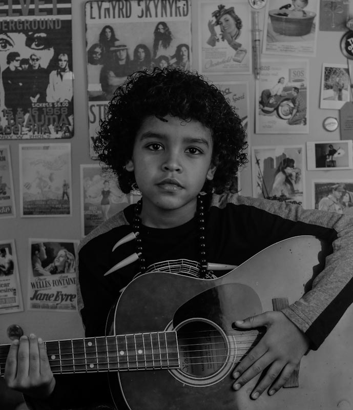 jeune garçon guitariste