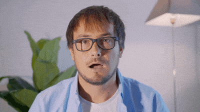 Gif homme étonné qui en retire ses lunettes