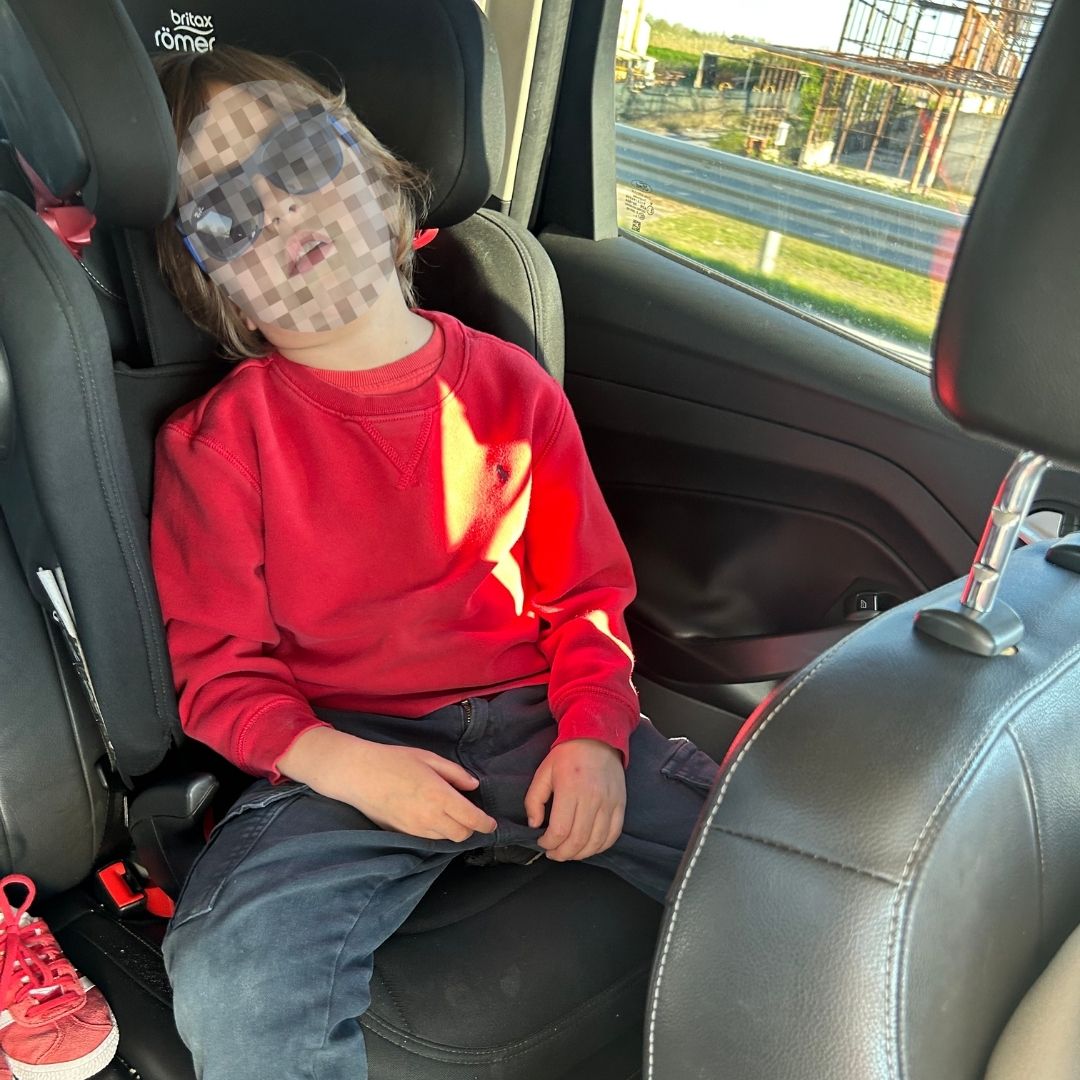 bambini addormentati in macchina durante il viaggio di ritorno