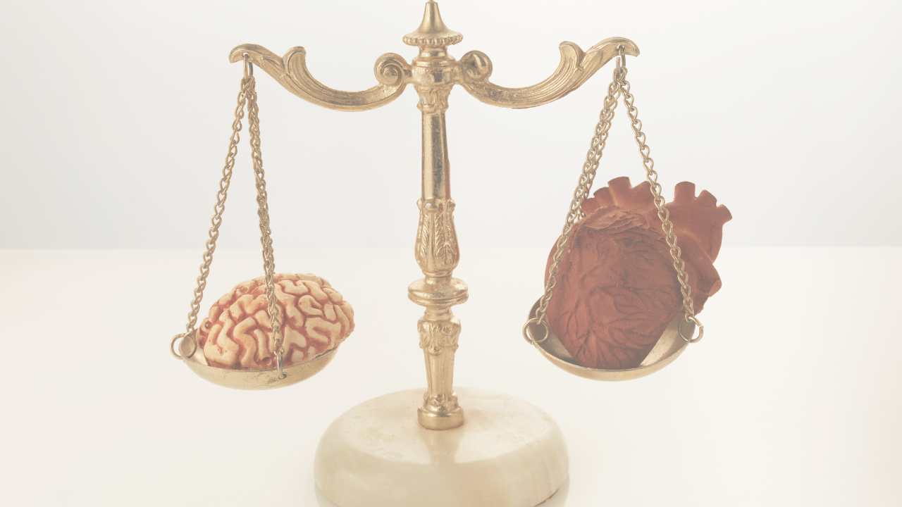 Illustration d'une balance montrant l'équilibre entre réflexion et légèreté.