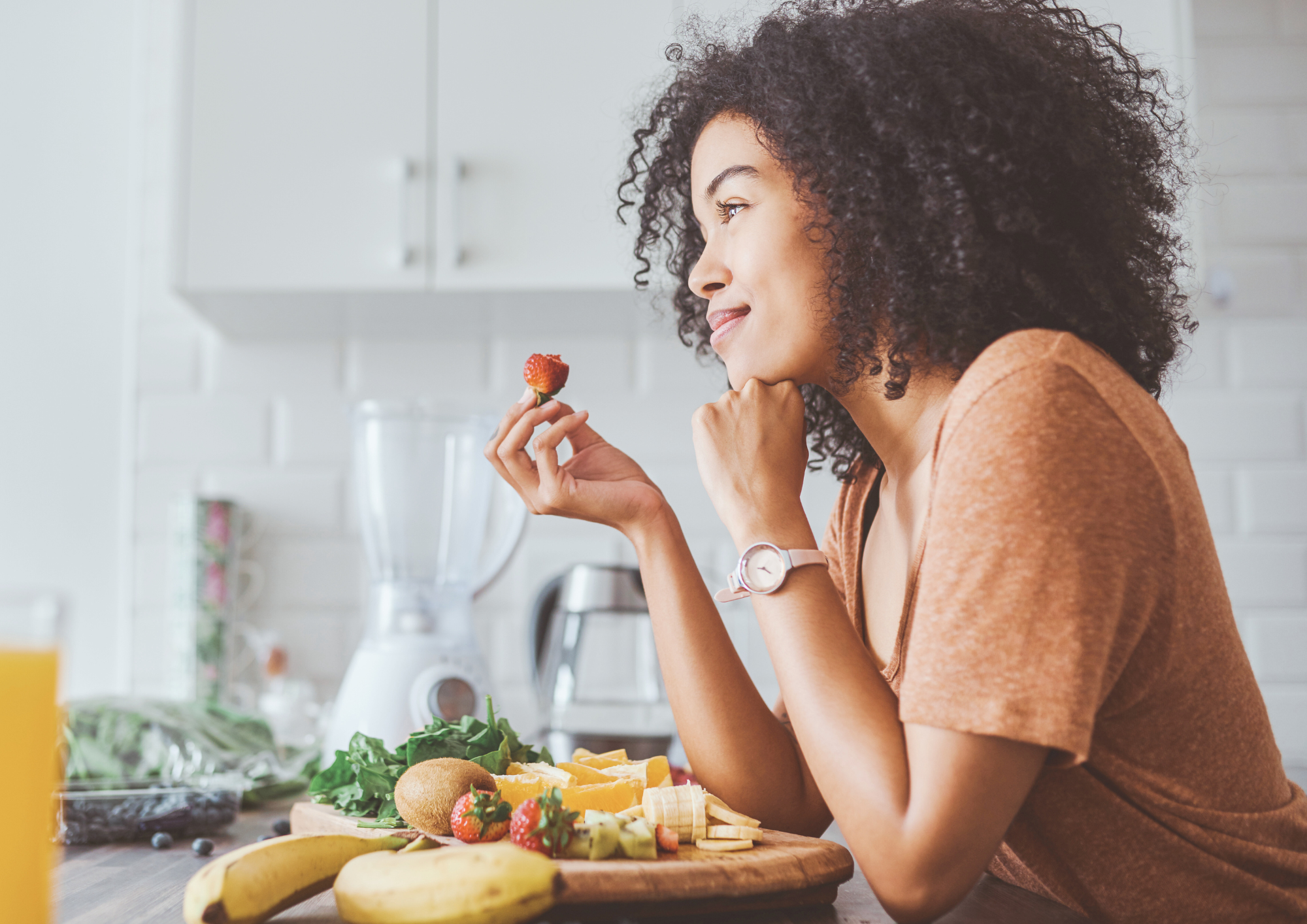 Une femme qui prend le temps de manger