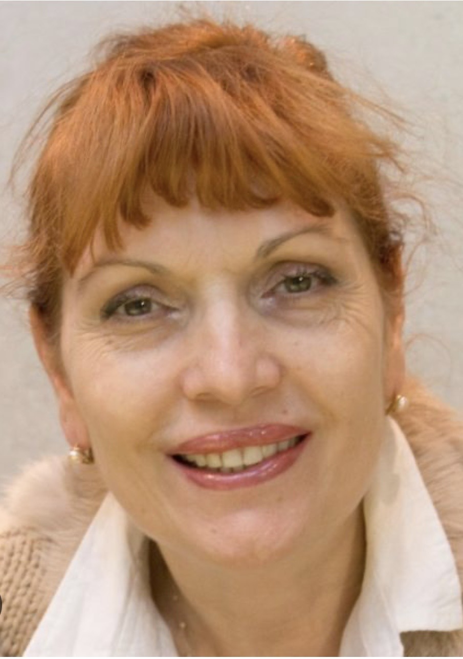 Д-р Севдалина Янева Специалист по ортодонтия | Преподавател | Клиничен експерт  д-р Севдалина Янева е един от най-утвърдените и опитни специалисти по ортодонтия във Варна и България, с дългогодишен клиничен и преподавателски опит. В продължение на години тя е била част от академичния екип на Медицински университет – Варна, където активно участва в обучението на бъдещи дентални лекари и изграждането на тяхното клинично мислене.  Нейният професионален път е посветен на диагностика, профилактика и лечение на ортодонтски аномалии, с ясно изразен фокус върху ранното разпознаване и навременната интервенция – ключът към предвидими, стабилни и минимално инвазивни резултати.  Това, което я отличава, не е само опитът. А начинът, по който мисли.  Като преподавател, д-р Янева е известна със способността си да превежда сложната ортодонтия в ясни, структурирани и приложими протоколи, които лекарят може да използва още на следващия ден в практиката си. Тя обучава не просто „какво да се прави“, а какво да се вижда – онези ранни признаци, които повечето пропускат.  На тази конференция тя ще сподели система, която променя играта за общопрактикуващия лекар:  ✔ Какво НЕ трябва да пропускате при детски преглед ✔ Кои са първите, често игнорирани признаци на ортодонтски проблем ✔ Кога изчакването компрометира резултата ✔ Как да взимате уверени решения и да насочвате правилно  Това не е просто лекция. Това е промяна в начина, по който гледате на детските пациенти.  Участието на д-р Янева е гаранция за високо ниво на съдържание, клинична яснота и реална практическа стойност.  Ако искате да бъдете лекарят, който разпознава навреме, мисли стратегически и създава истинска стойност за пациентите си — това е мястото, от което започвате.