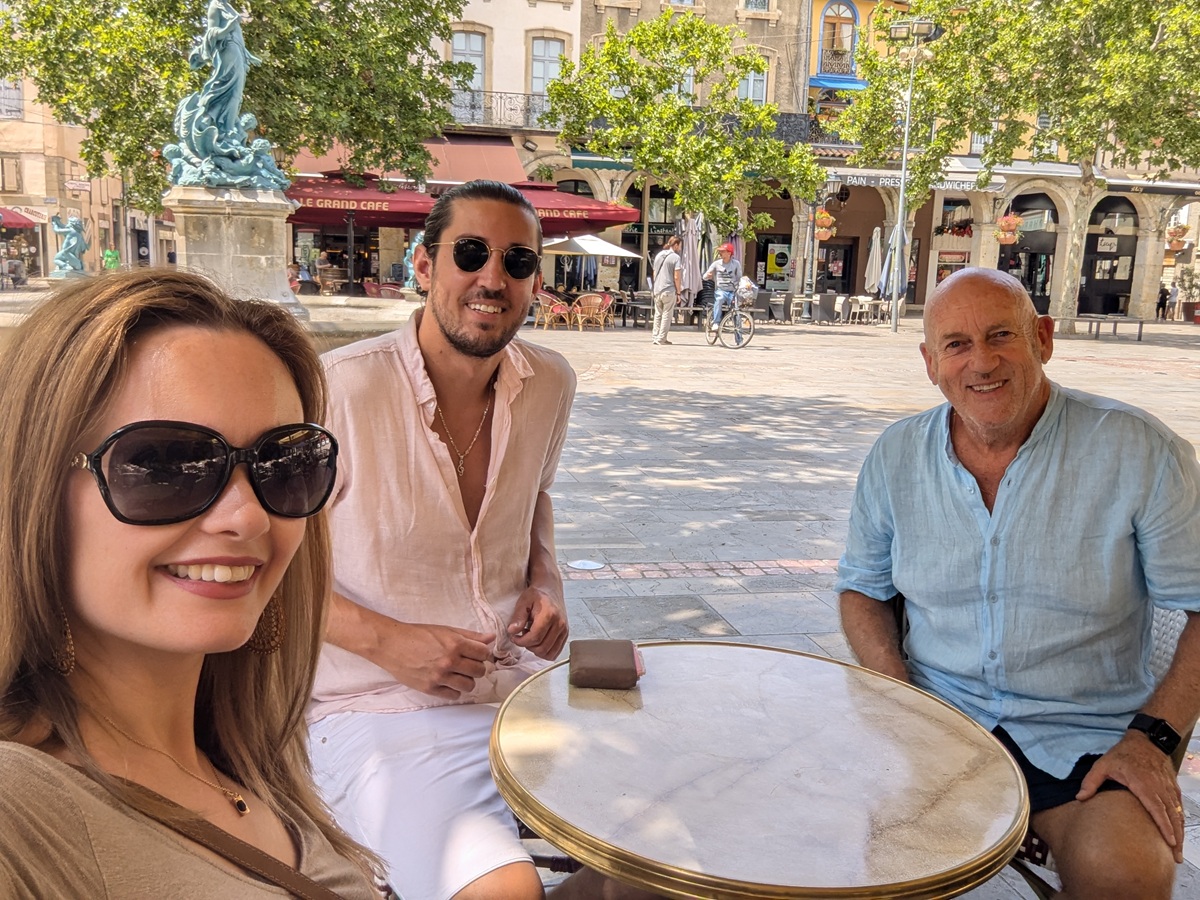 Easy French with Eliane: students enjoying a friendly afternoon during their French immersion stay in the South of France.