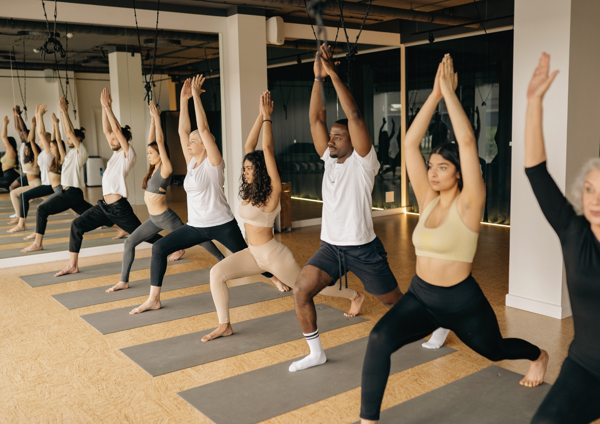 Hommes et femmes pratiquant le yoga en groupe