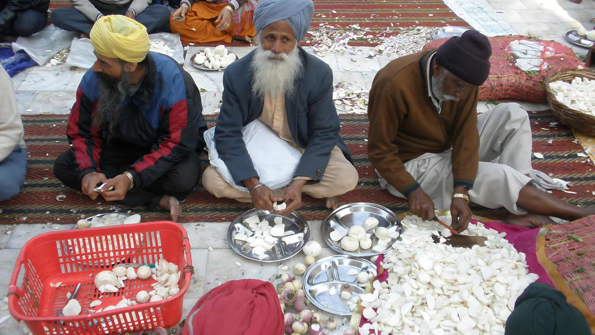 Preparing lunch - Gurdwara Sis Ganj Sahib - Old Delhi