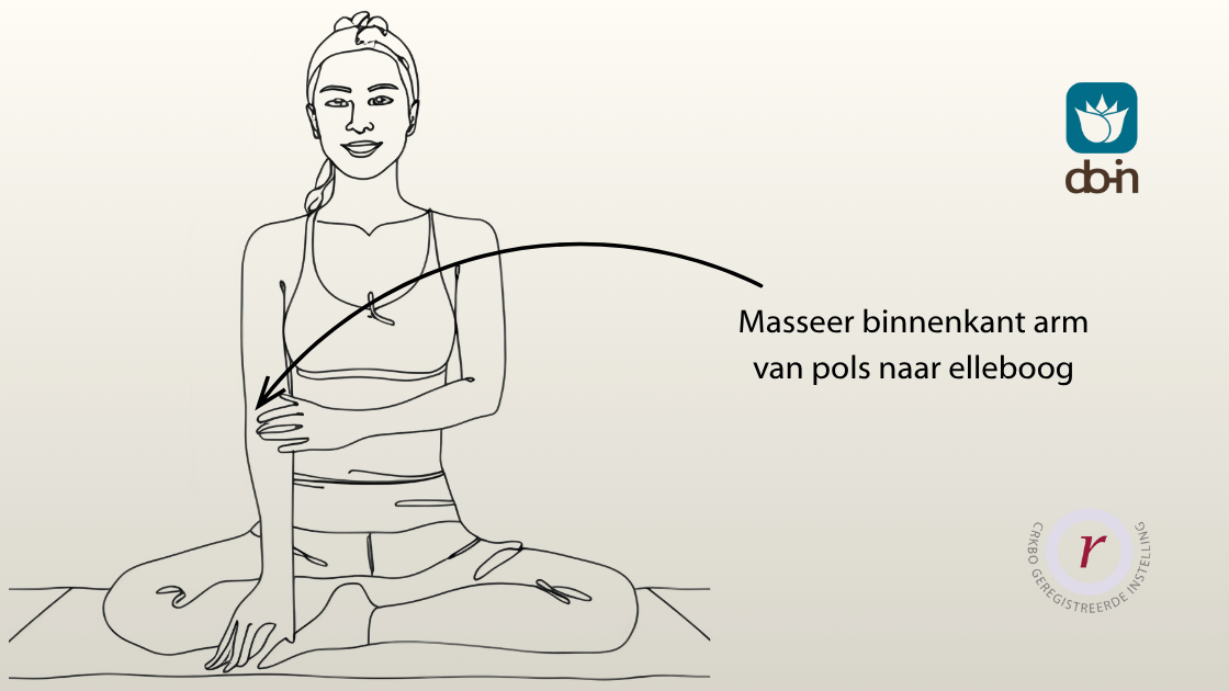 Vrouw voert een Do-In Yoga-oefening uit voor de Hartmeridiaan om het Vuur-element te activeren.