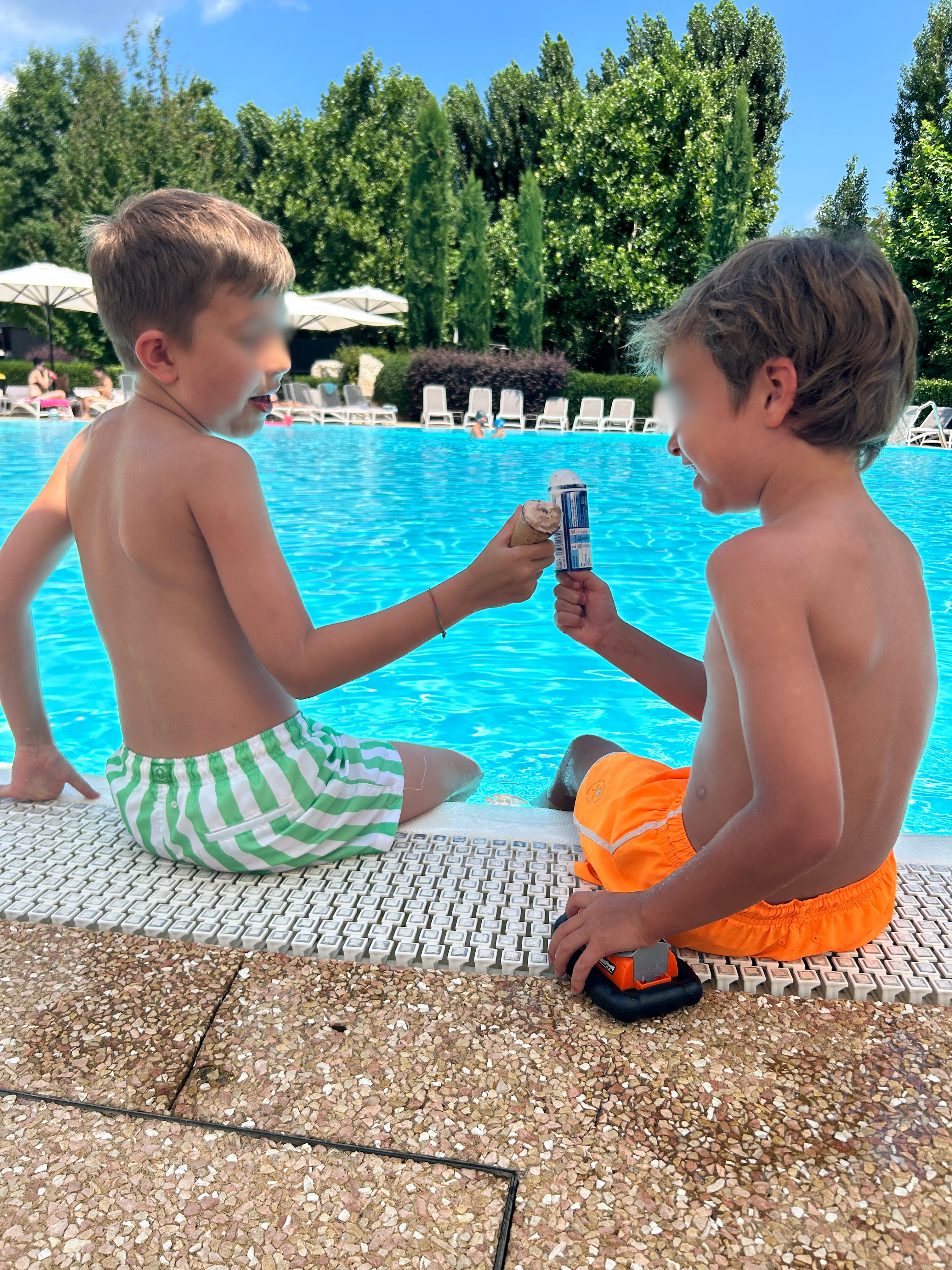 foto bambini in piscina