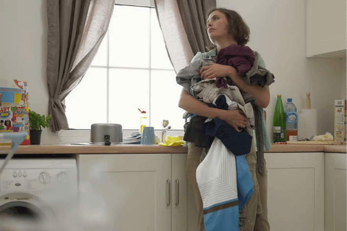 Femme charge lessive linge quotidien - routine ménage organisation maison tâches habitudes rangement cuisine