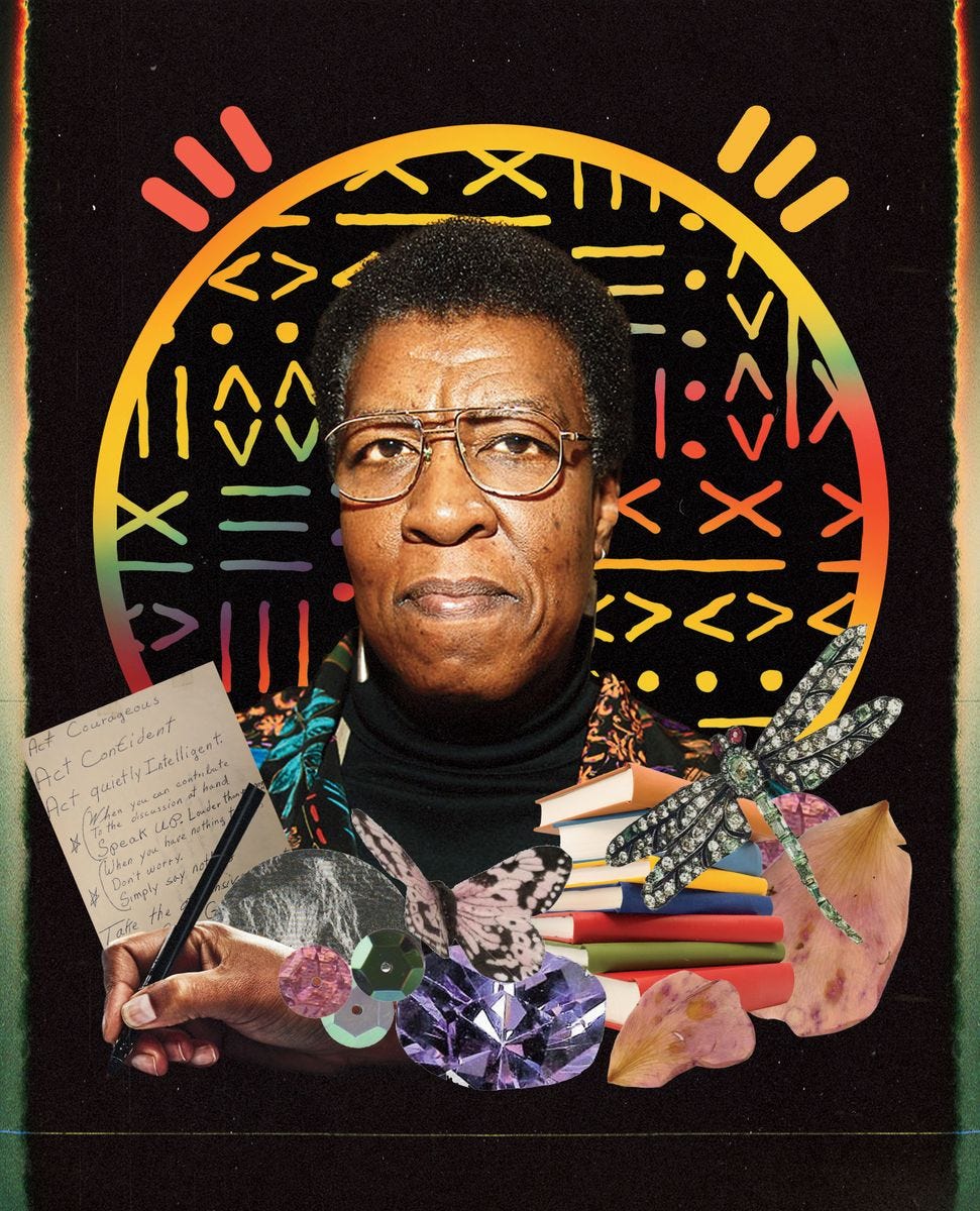 Portrait d'Octavia Butler sur un fond noir entourée de motifs colorés et d'un collage avec des livres, une libellule, des cristaux et une main noire qui écrit