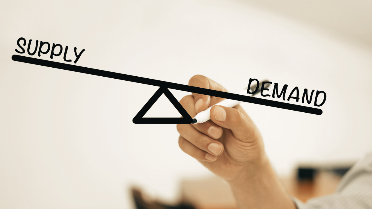 Balance déséquilibrée illustrant le poids de la culpabilité utilisée par les manipulateurs pour influenceur.