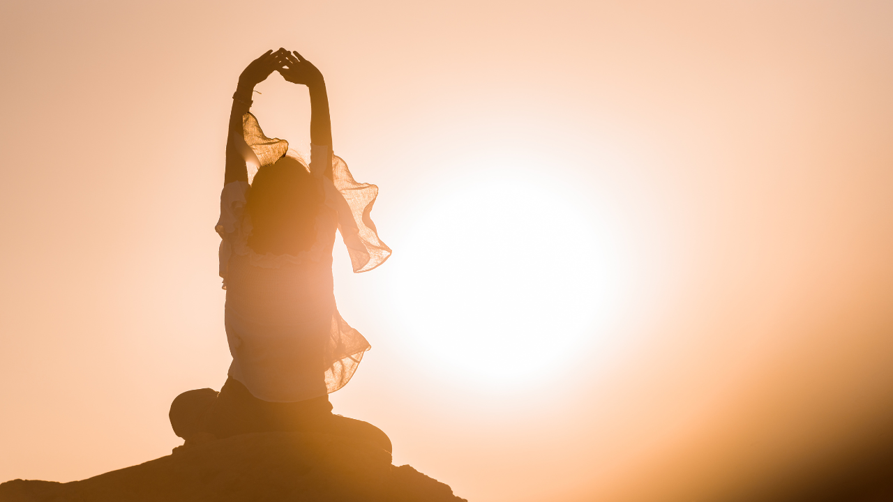  Femme méditant dans la nature pour cultiver l'amour de soi