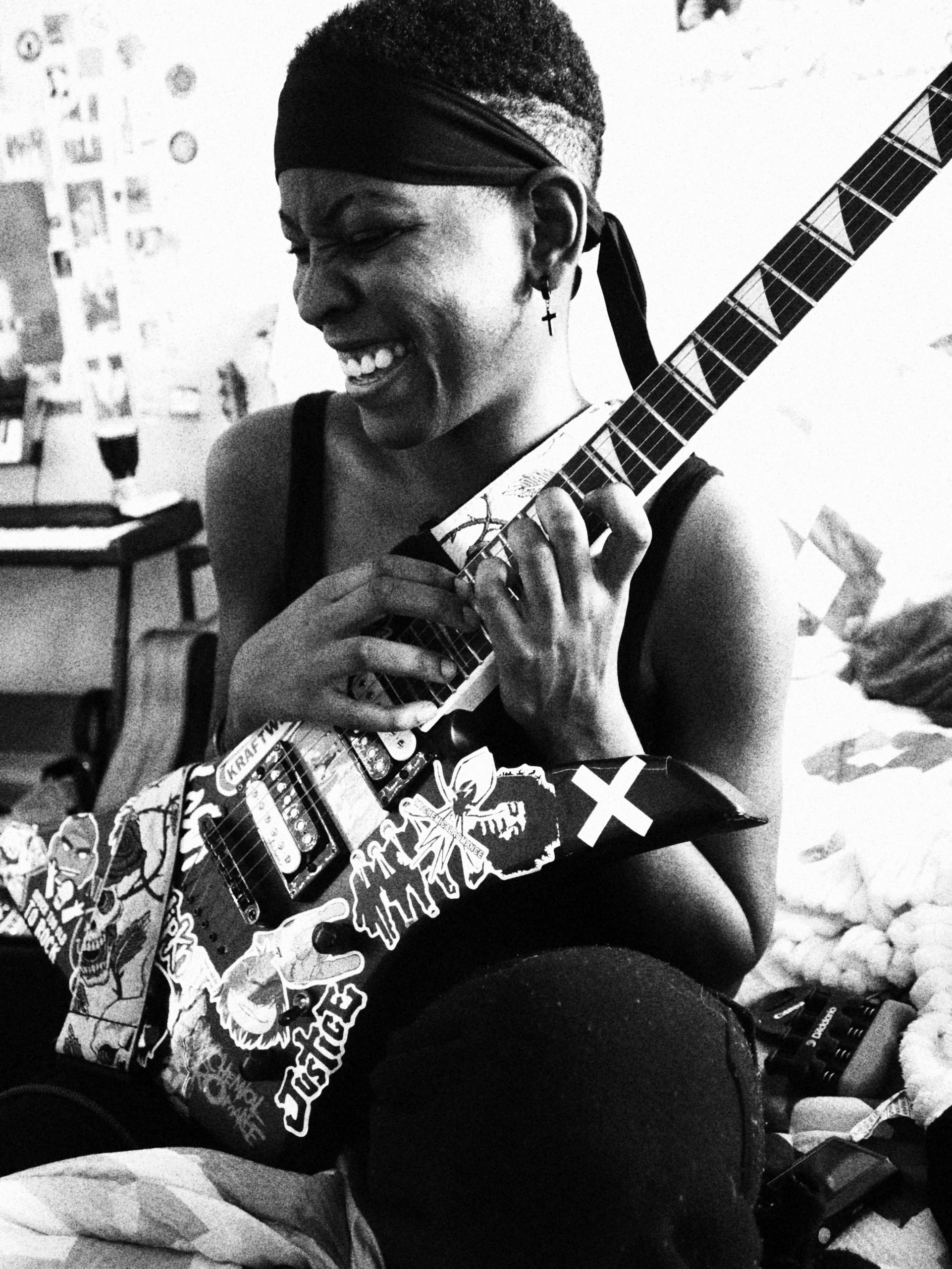 femme guitariste heureuse