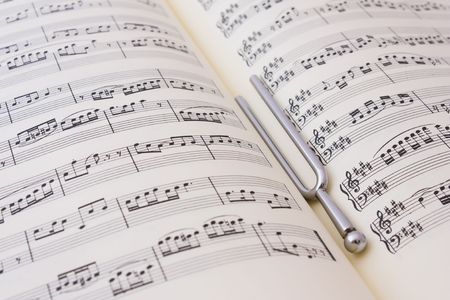 une partition ouverte avec un diapason