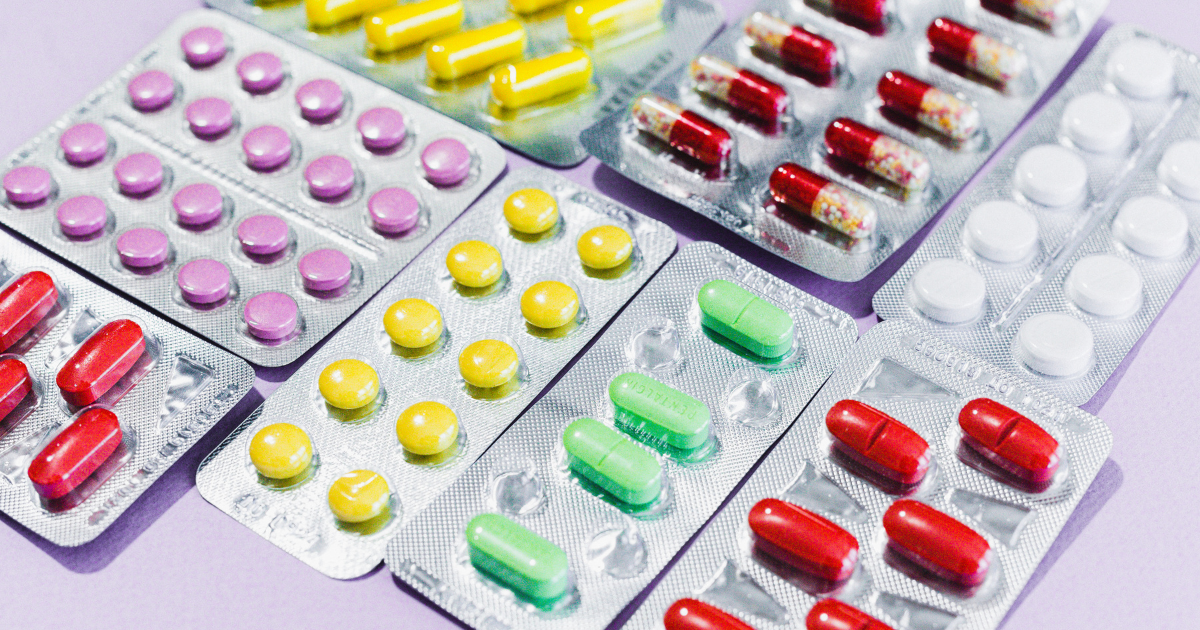 Plaquettes de médicaments de différentes couleurs