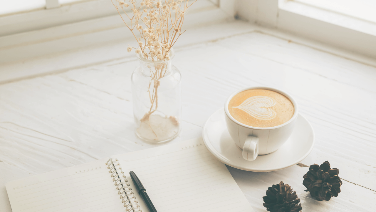 Prendre du temps pour soi : carnet et tasse de thé sur une table
