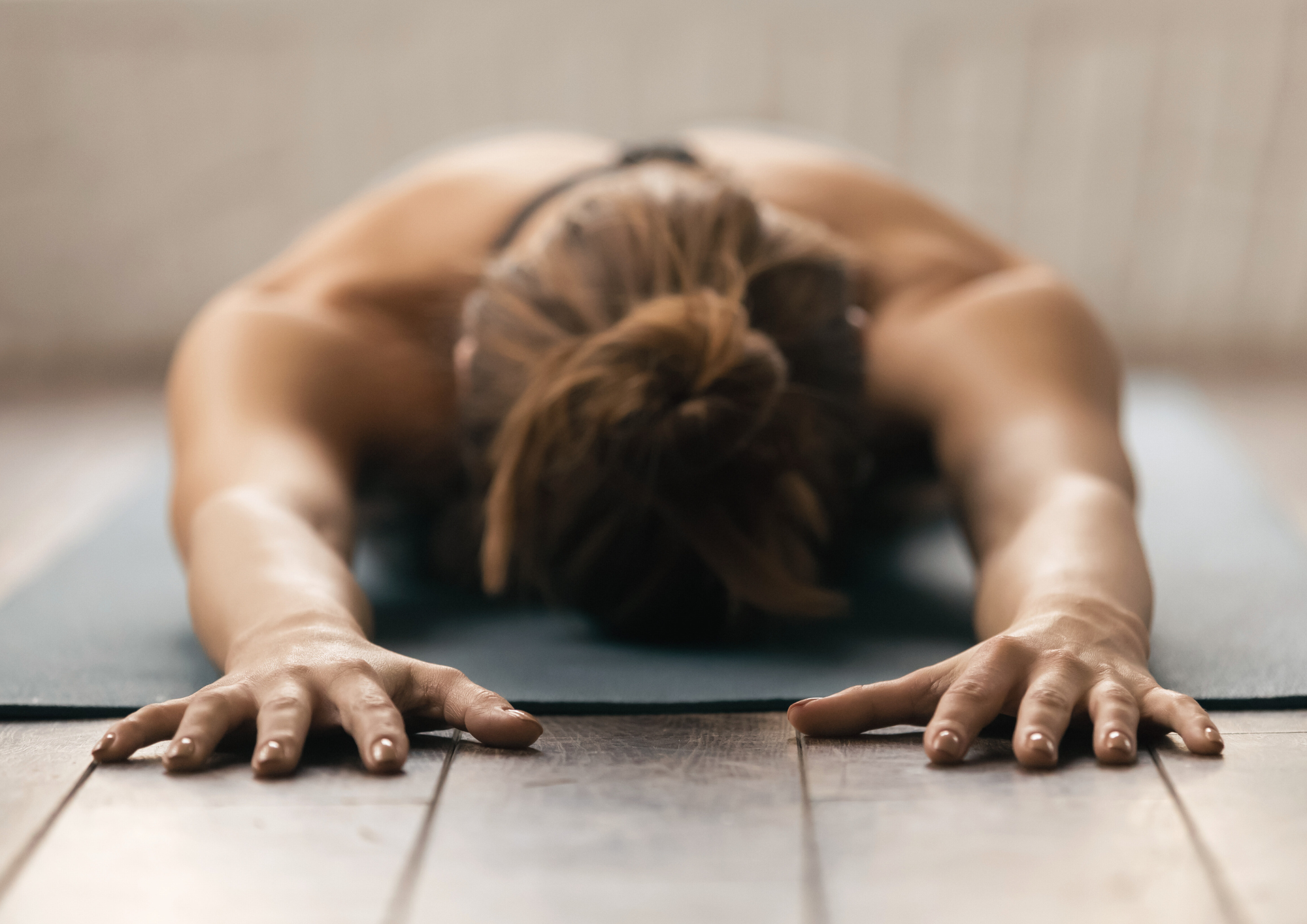 Femme qui pratique le yoga pour évacuer les tensions et réguler son système nerveux