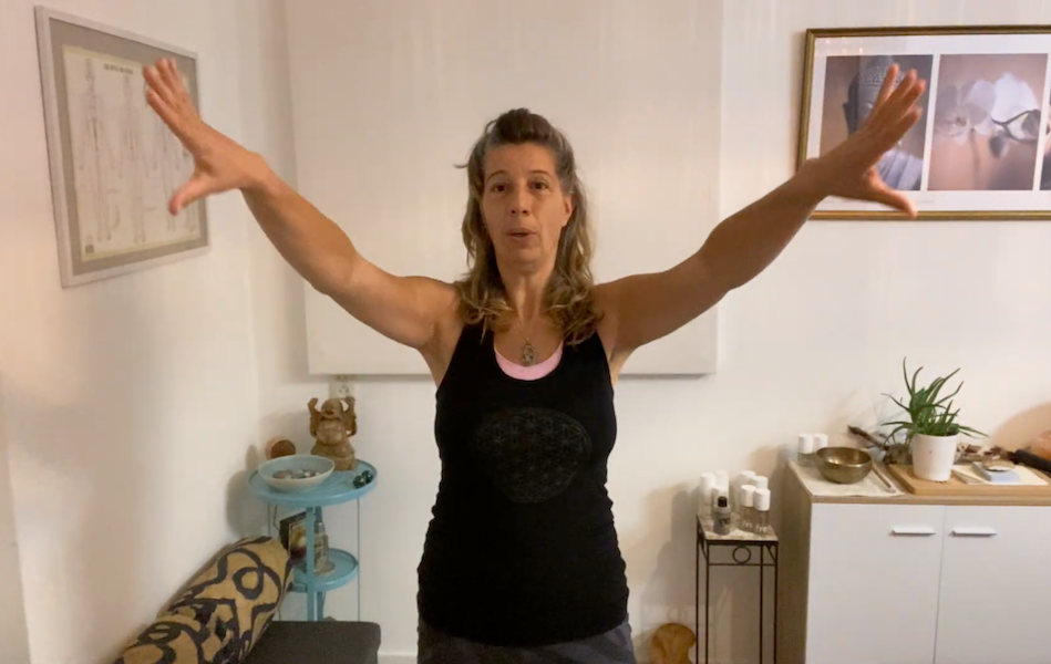 Claudia Heijdel demonstreert Do-In spiertest voor de Levermeridiaan — armen schuin omhoog op uitademing